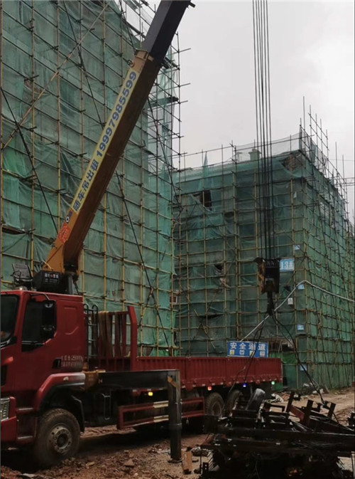 阿瓦提县“慢工细活”—— 吊车的 “微动控制” 技术