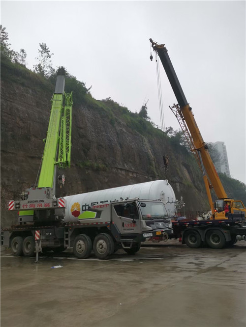 阿瓦提县“不怕风雨冻”—— 吊车的 “恶劣环境适应” 技术